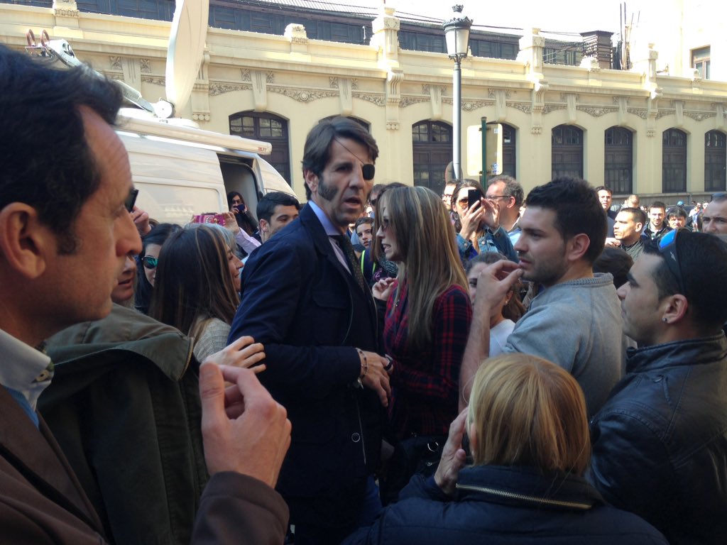 Gabycamaratv's tweet photo. Sorprendido de la cantidad de gente hoy #manifestaciontaurina en #Valencia #13mplus #13mplus un día de mucho curro. https://t.co/hcZeYo1Pg5