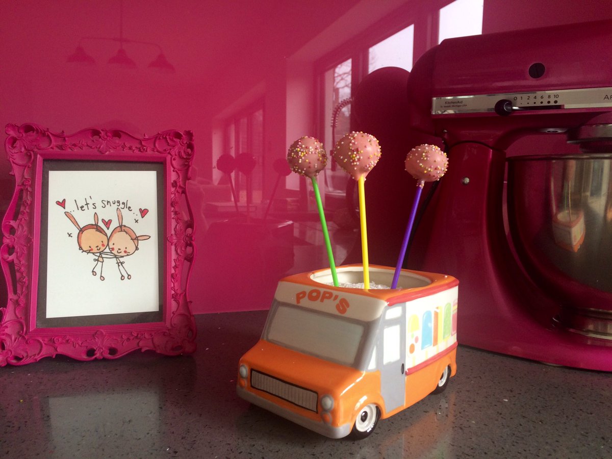 KimberlyCakePop's tweet photo. We operate a strictly pink kitchen !! https://t.co/Aw6fOKYTQt