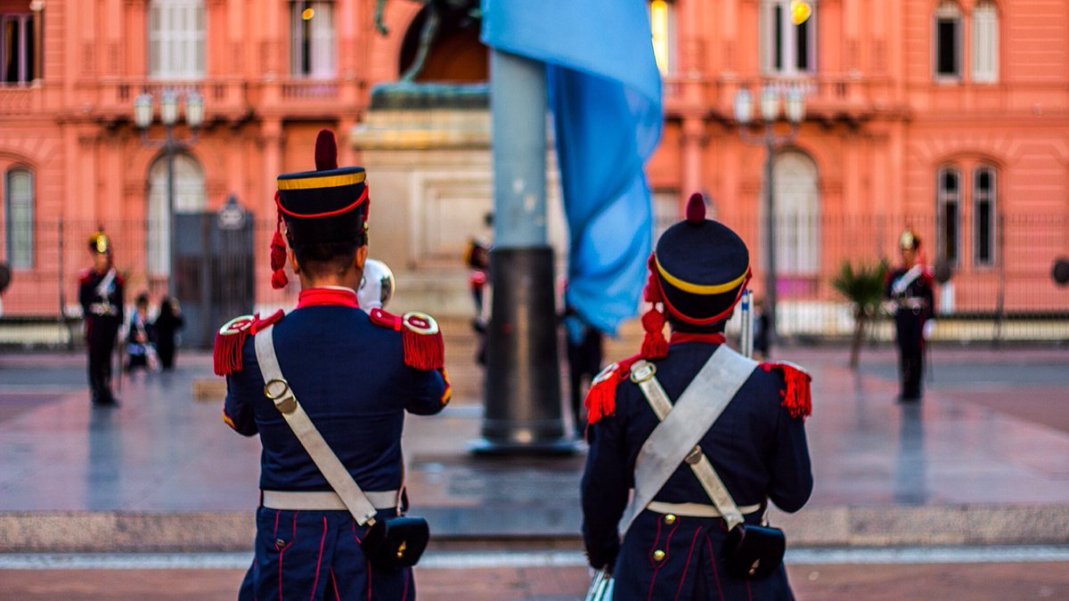 igorstrejevitch's tweet photo. Taking down the flag #argentina #plazademayo #buenosaites #photography #canon #art #granaderos https://t.co/7mHJAZDeFB