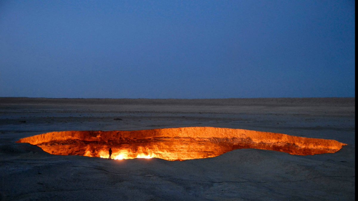 bluedotmg's tweet photo. The Door to Hell in Turkmenistan has been burning since it was discovered in 1971 https://t.co/yB2KHX5paq https://t.co/XHAXR2wSfh
