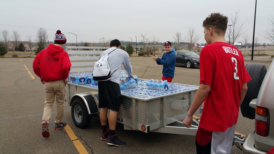 CleanFlint's tweet photo. @SunPrairieFB the team! Thank you for your help! Way to turn out and dig in! #cleanwater4flint https://t.co/HOjSBvQWUy