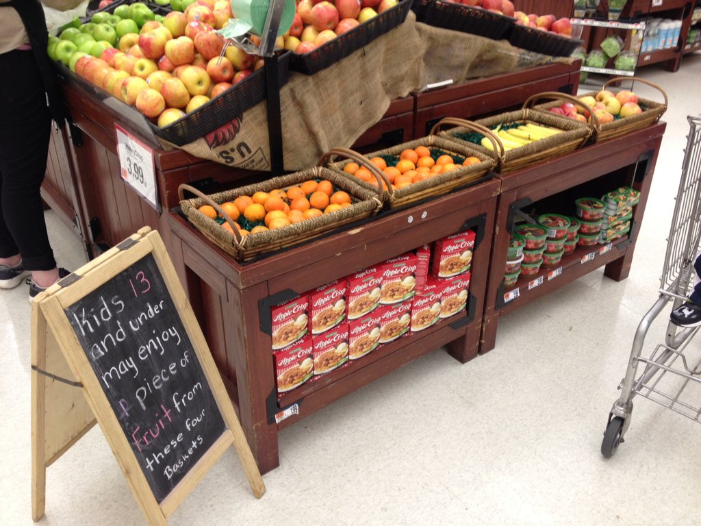 TBG_TiaTia's tweet photo. My local @Roche_Bros #Quincy #MA offering #healthysnackoptions for its youngest shoppers #fruitforkids thank you!!! https://t.co/7CsuCREuLd