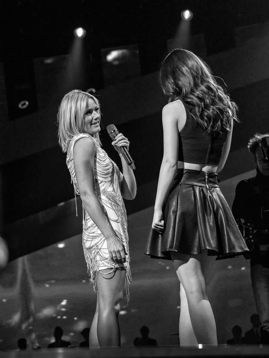 frank_goellisch's tweet photo. #helenefischer #show #2015 #velodrom #bnw #lenamayerlandrut #lena #heleni & #leni #double #leggy #leatherskirt https://t.co/k0B9EXUHKO