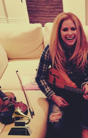 AvrilLavignebdc's tweet photo. Mandolin playing with my Grammy. I'm very happy. 😜🌟🎼🎻 https://t.co/Wpm8qbir9h