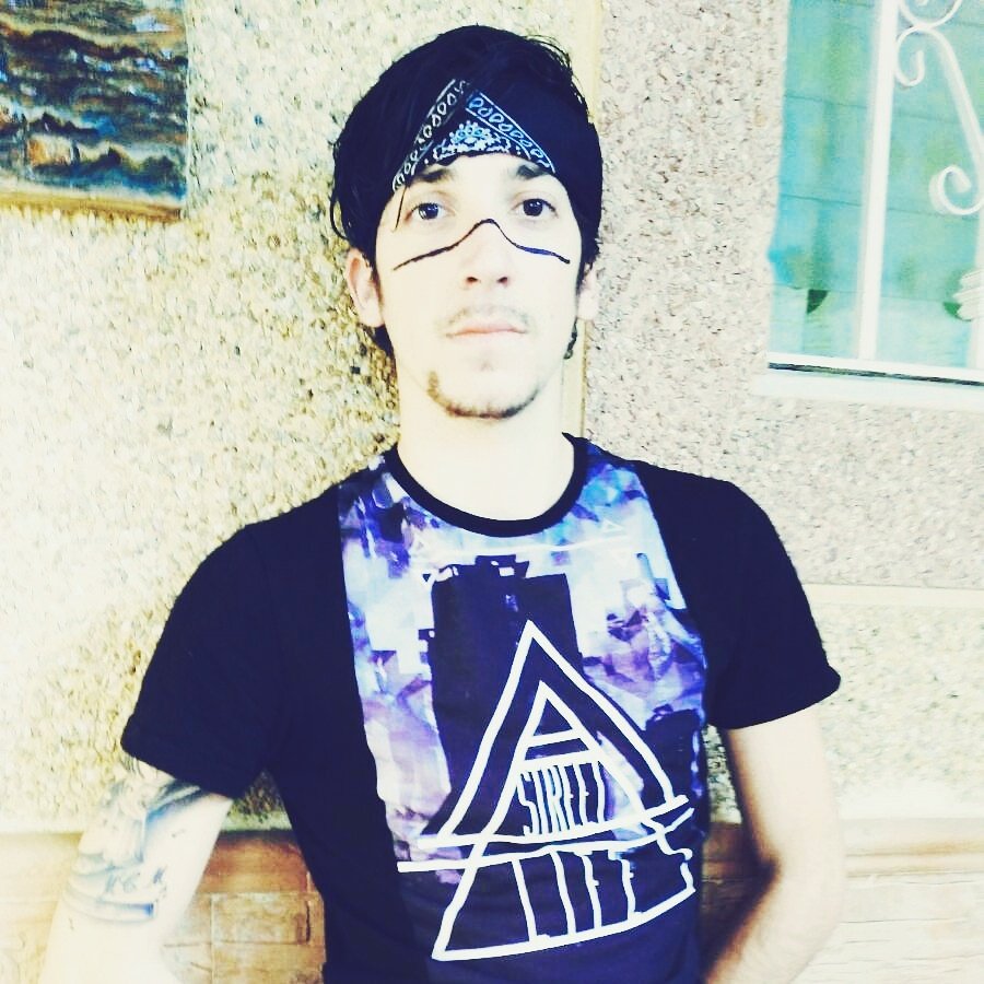 nuevo comienzo para mi pagina de youtube,pronto seré uno mas para que me pro pongáis retos musicales para mi thanks