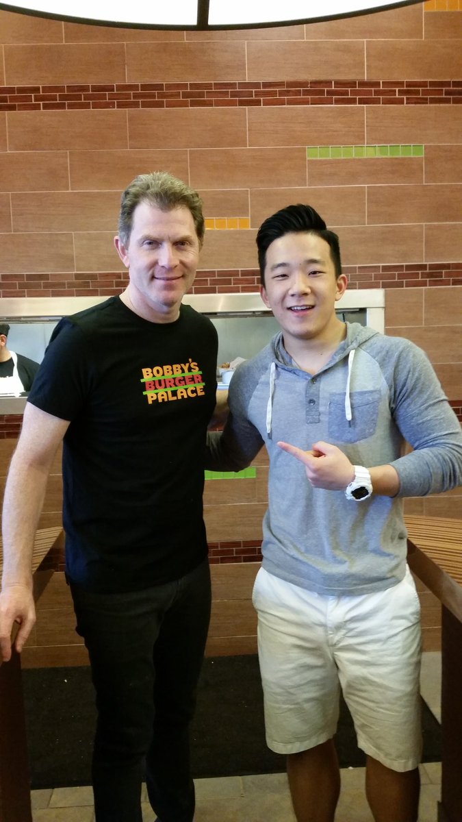 simon_un9's tweet photo. summary of my day: I met Bobby Flay and a bird flew into my back as I was going to throw the trash out https://t.co/JayEUP1M27