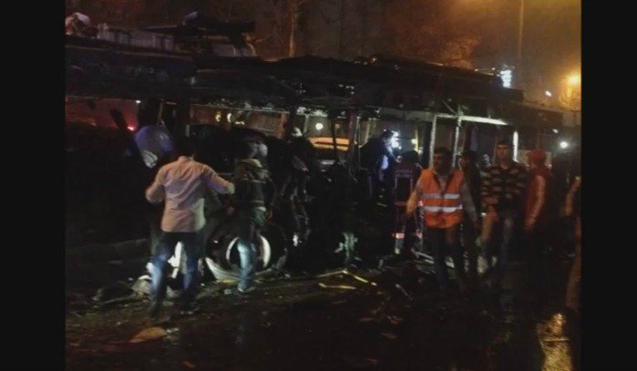 SinFiltros_cl's tweet photo. Nuevo atentado en #Ankara : Al menos 35 fallecidos y 125 heridos. (Video Disponible) - https://t.co/uWg5BkmMOE https://t.co/4zedHTFhJD
