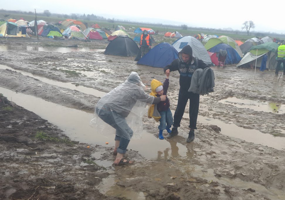 Otra noche más, 4.000 críos dormirán en los campos de la frontera. No para de llover. 

4.000 críos en territorio UE