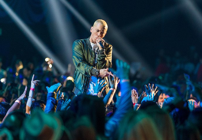 ComplexMusic's tweet photo. Watch Eminem perform "Fack" live for the first time as the crowd completely loses their sh*t https://t.co/YsuqbIlhXM https://t.co/vdFciBZGXJ