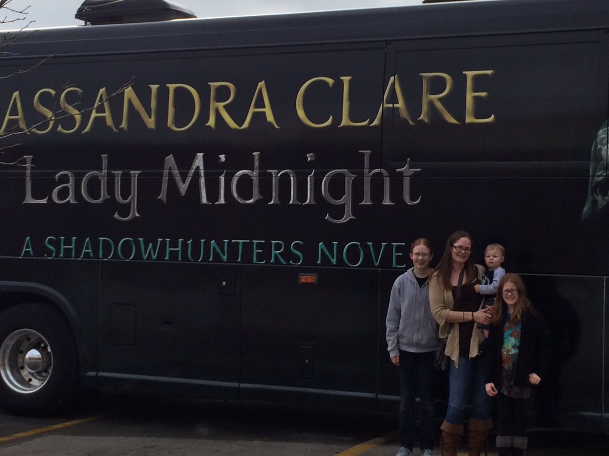 CassFHAuthor's tweet photo. Jace met the woman who saved him from being named Lestat or Jareth! She's my idol!  @cassieclare #ladymidnightomaha https://t.co/dDwdEnio27