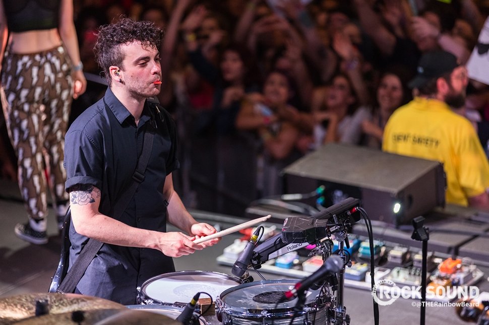 ParamoreSuporte's tweet image. Taylor York e Hayley Williams nas lentes do fotógrafo @THERainbowBeard para a revista @rocksound durante o 2° show!