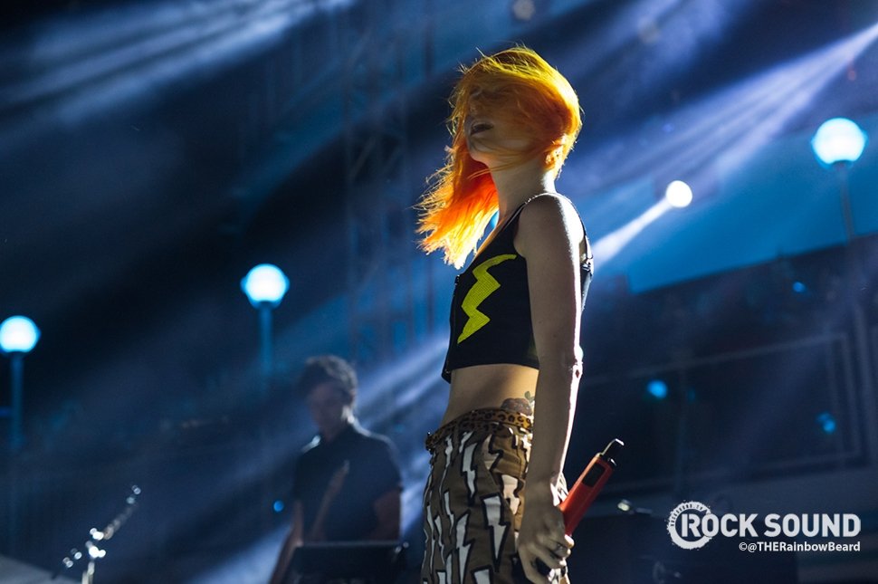 ParamoreSuporte's tweet image. Taylor York e Hayley Williams nas lentes do fotógrafo @THERainbowBeard para a revista @rocksound durante o 2° show!