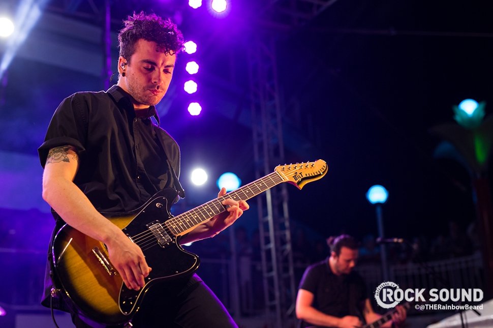 ParamoreSuporte's tweet image. Taylor York e Hayley Williams nas lentes do fotógrafo @THERainbowBeard para a revista @rocksound durante o 2° show!