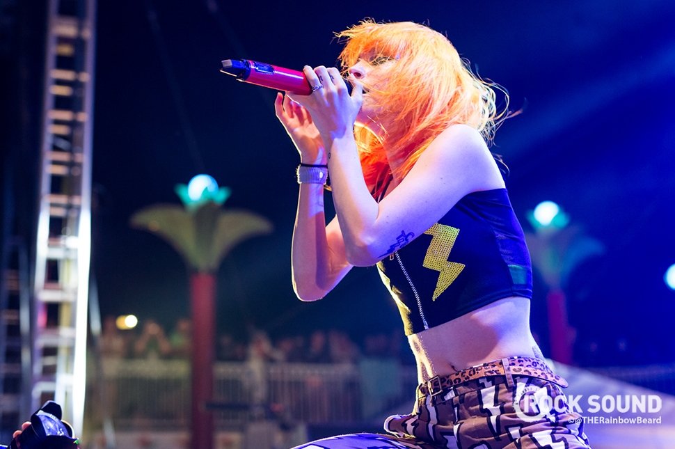 ParamoreSuporte's tweet image. Taylor York e Hayley Williams nas lentes do fotógrafo @THERainbowBeard para a revista @rocksound durante o 2° show!