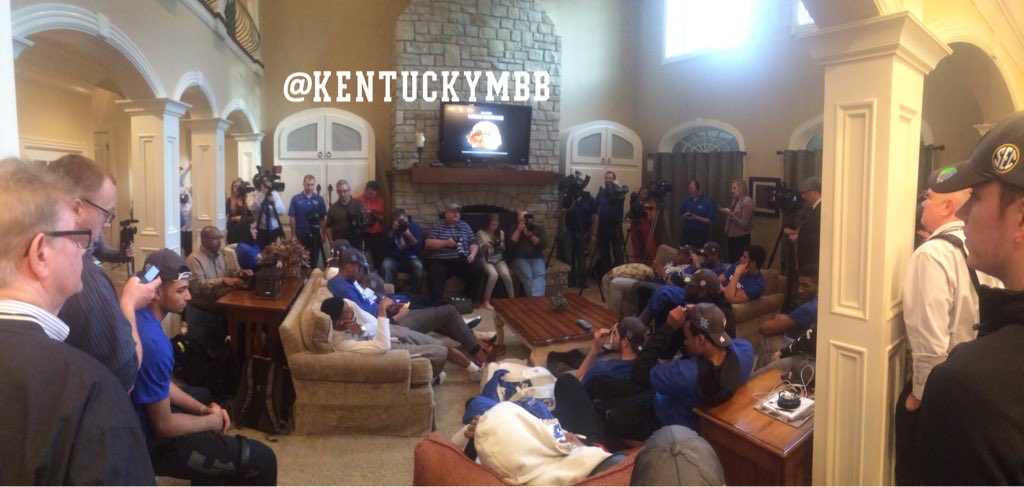 KentuckyMBB's tweet photo. The Cats are back in Lexington watching the selection show. We await our NCAA Tournament fate. https://t.co/FiE2jlKEcM