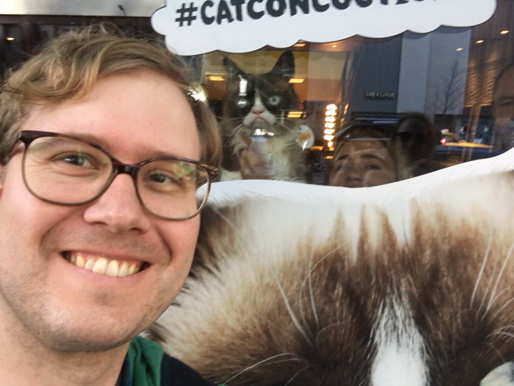 matikolb's tweet photo. Bevor #CrumpyCat im schwarzen Suburban verschwand, blieb Zeit für ein Selfie #SXSW2016 #ichehersogutgelaunt https://t.co/jRSyB0vbXj