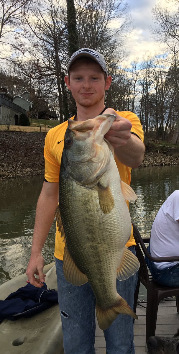 WallisDevin's tweet photo. Dock fishing again! More to come! #bass #fishing #noboatneeded #staytuned @BASS_nation https://t.co/07pVUUkTL0