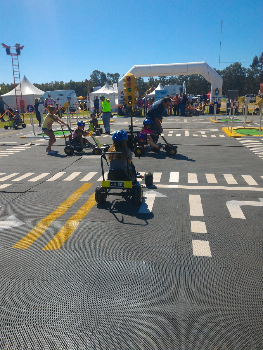 fercompagnoni's tweet photo. Los chicos aprenden seguridad vial en la #Fisa2016. @MunicipioBB https://t.co/kMRPT7RNFh
