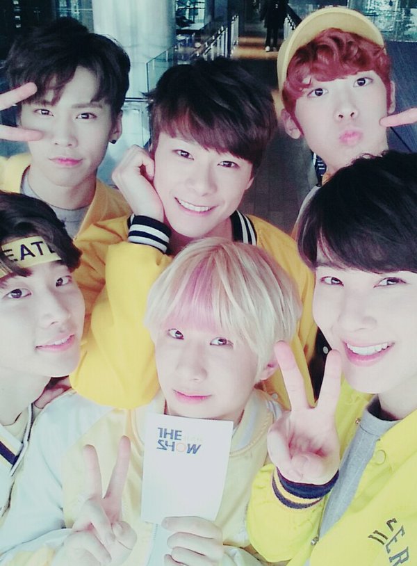 6ASEUTRO's tweet photo. [#아스트로] 반짝반짝 별이 되고 싶은 여섯 소년들 아스트로! 노랑노랑 귀엽고도 눈이 부시네여 부셔! 아스트로의 데뷔무대 본방사수 해주실거죠?! #더쇼 #THESHOW #THESHOW韩秀榜 https://t.co/dIbaM33f6G