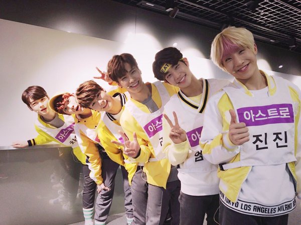 6ASEUTRO's tweet photo. [#아스트로] 추운데도 항상 기다려주는 우리 아로하 사랑하고 또 사랑하고 평생 사랑해요♡ 감기조심~!!! p.s 절대 키 순이 아닙니다 -진진- https://t.co/VSPQIHbh5f