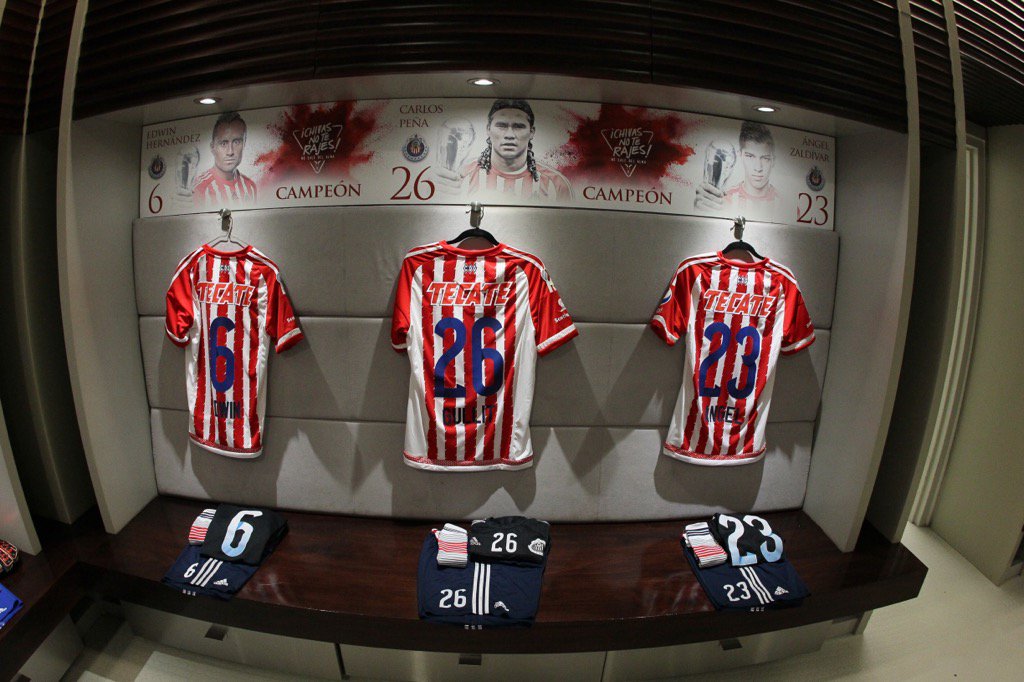 Chivas's tweet photo. ¡El vestidor Rojiblanco ya está listo! 👊 🏼 🔴⚪️🔵 https://t.co/R5AxBikoeG