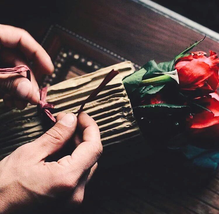 آآآه يا شوقاً يبكينا
ويفيض بنا وجعاً
يستهيض بذاكرتنا
ومع ذلك لا يأتي
( بهــم ) ..!!
.