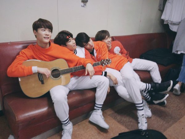 6ASEUTRO's tweet photo. 아스트로 대기실 파파라치ㅋㅋㅋ #뮤직뱅크 #아스트로 #숨바꼭질 https://t.co/zKHSRWMdFp