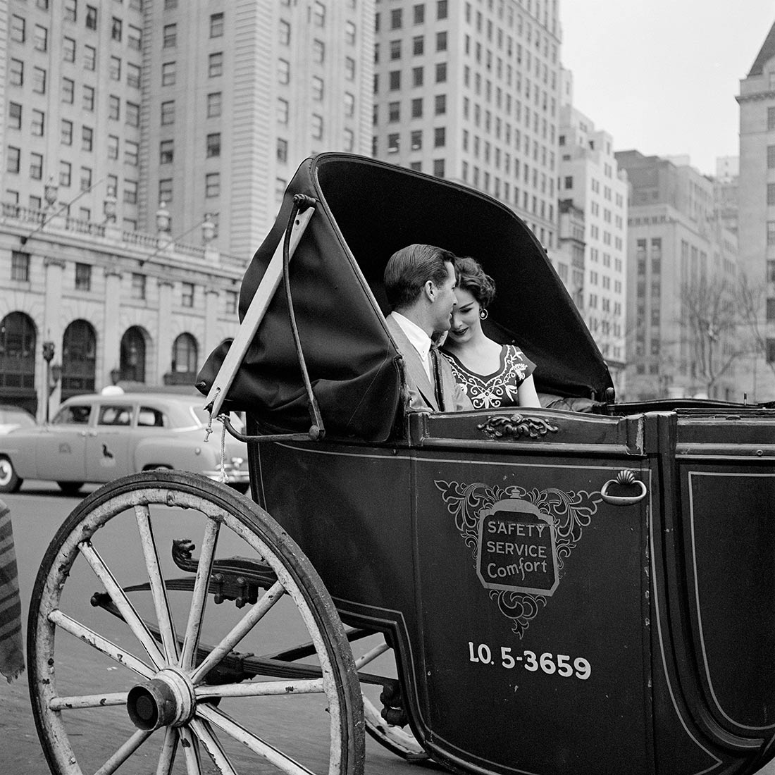HistoryInPics's tweet photo. Carriage ride, New York, 1953. Photograph by Vivian Maier. https://t.co/LDZVfeIy7o