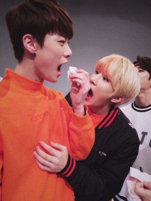 6ASEUTRO's tweet photo. 대기실 파파라치💣 #심플리케이팝 #아스트로 #숨바꼭질 https://t.co/HICTPVht0e