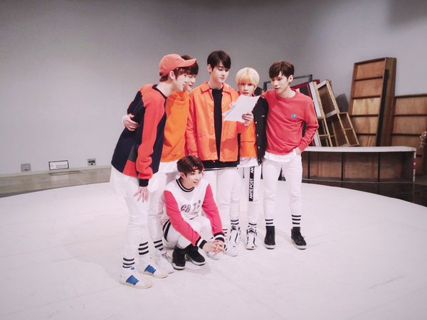 6ASEUTRO's tweet photo. 대기실 파파라치💣 #심플리케이팝 #아스트로 #숨바꼭질 https://t.co/HICTPVht0e