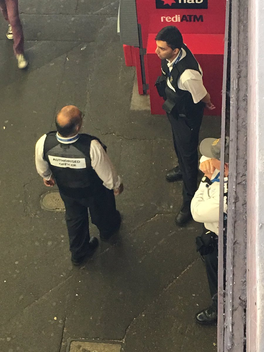 peter_tonoli's tweet image. Even though it's a public holiday, #traincops are at Glenferrie