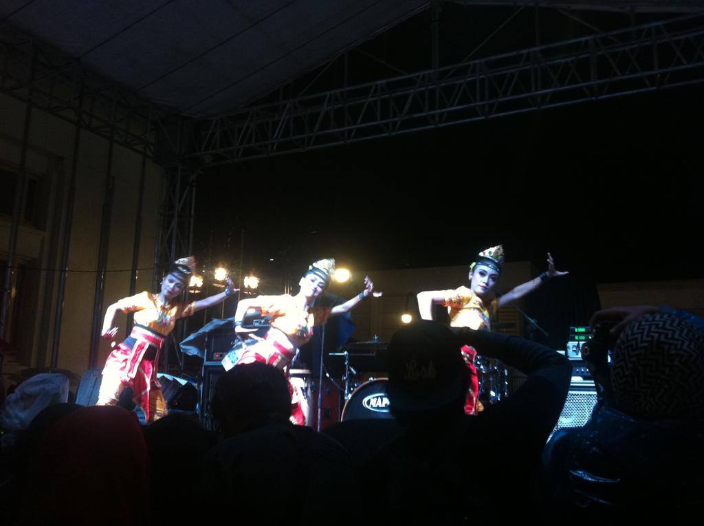 sawarna2016's tweet photo. Nah kemaren juga di SAWARNA 2016 ada penampilan Tari Tradisional dari 3 wanita cantik yg sangat menawan #SAWARNA2016 https://t.co/w8wBHaaUIb