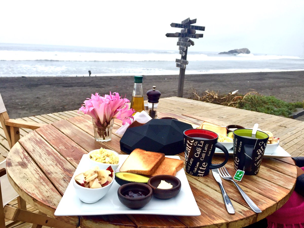 FernandaPiconZ's tweet photo. Buenos días #Matanzas!! 😍🌊😋🌷🎧 #desayuno #playa #beach #chile #breakfast #RocaCuadrada #bigturtleshell @OutdoorTech https://t.co/9TH1EqpReX