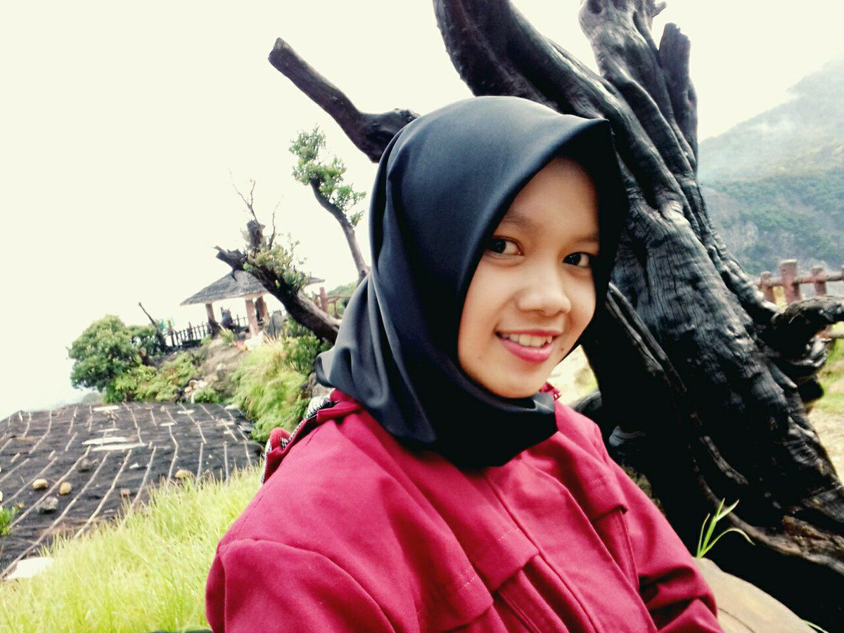 MolYuli tweet picture