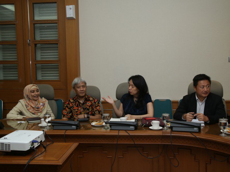 Purnomosasongko's tweet photo. The Governor of Jakarta and Vice President of 100 RC. in Jakarta  @100ResCities @brynalipper @ResilientSMG https://t.co/4tnFMYJuDu
