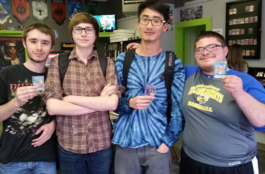maveriklink's tweet photo. me and my bois topping the yugioh tournament!! #yugioh #lightsworns #monarchs #blackwings #raidraptors https://t.co/dJR710GU6C