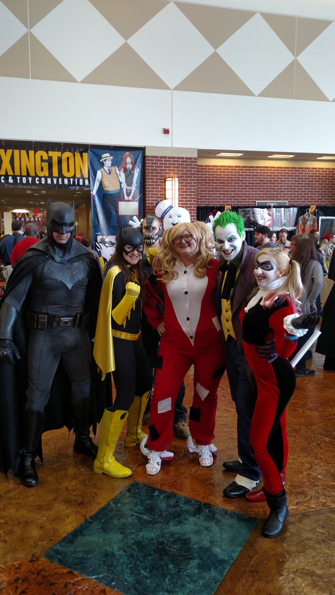 xEssentialChaos's tweet photo. I wish I knew who these people are so I can show them that Bane photo bombed our photo!! #lexcon #LexCon2016 https://t.co/w5Xlawl85G