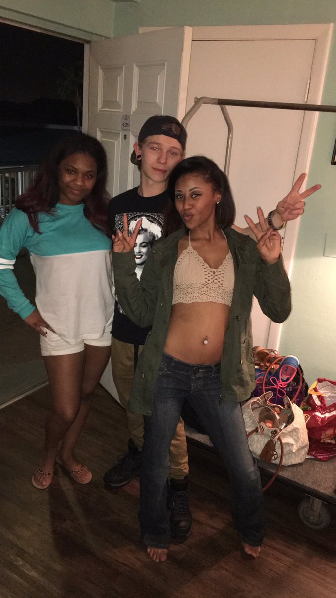 Foreverliyah_'s tweet photo. Met a cool ass white boy !! π΄πΎ #panamacityspringbreak https://t.co/Sfzd7xWWl4