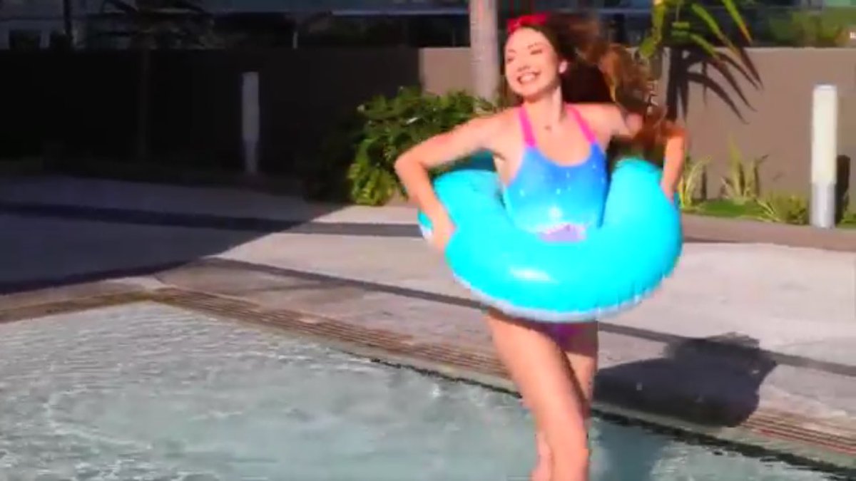 artsymere's tweet photo. My favorite scene from Mere's new video!😂😘💘🎨@MeredithFoster https://t.co/g22PecJAQU