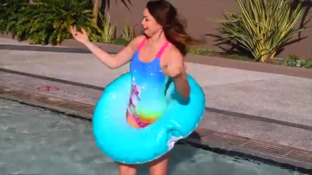artsymere's tweet photo. My favorite scene from Mere's new video!😂😘💘🎨@MeredithFoster https://t.co/g22PecJAQU