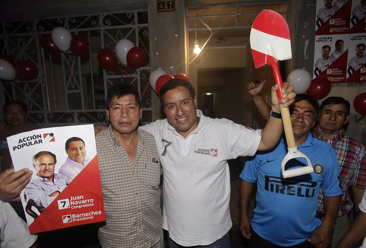 juannavarrop7's tweet photo. @ABarnecheaG Recorriendo las calles de Santa Anita #AhoraTeTocaATi #JuanNavarro #Escribeel7 #Elecciones2016 https://t.co/gywkk78Rgi