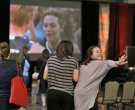 WilmOnFilm's tweet photo. Fans, stars fall in love with Wilmington during #ReturntoTreeHill3  convention #RTTH3 https://t.co/BhuV20oY6D https://t.co/14LY8NkuDl