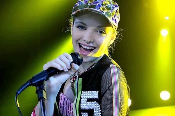 Tenho meus sonhos sei que posso alcançar sonho distante e por eles vou busca estou aki meu momento e agora si