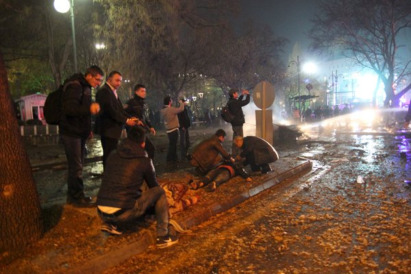 nytchinese's tweet photo. 【土耳其首都发生爆炸，至少34人死】爆炸发生在安卡拉心脏地带，官员称至少34人遇难，125人受伤。爆炸发生后当局颁布禁令，禁止媒体发布袭击的信息和图像。https://t.co/M8RDJV5lrE https://t.co/hil9XBHVfy