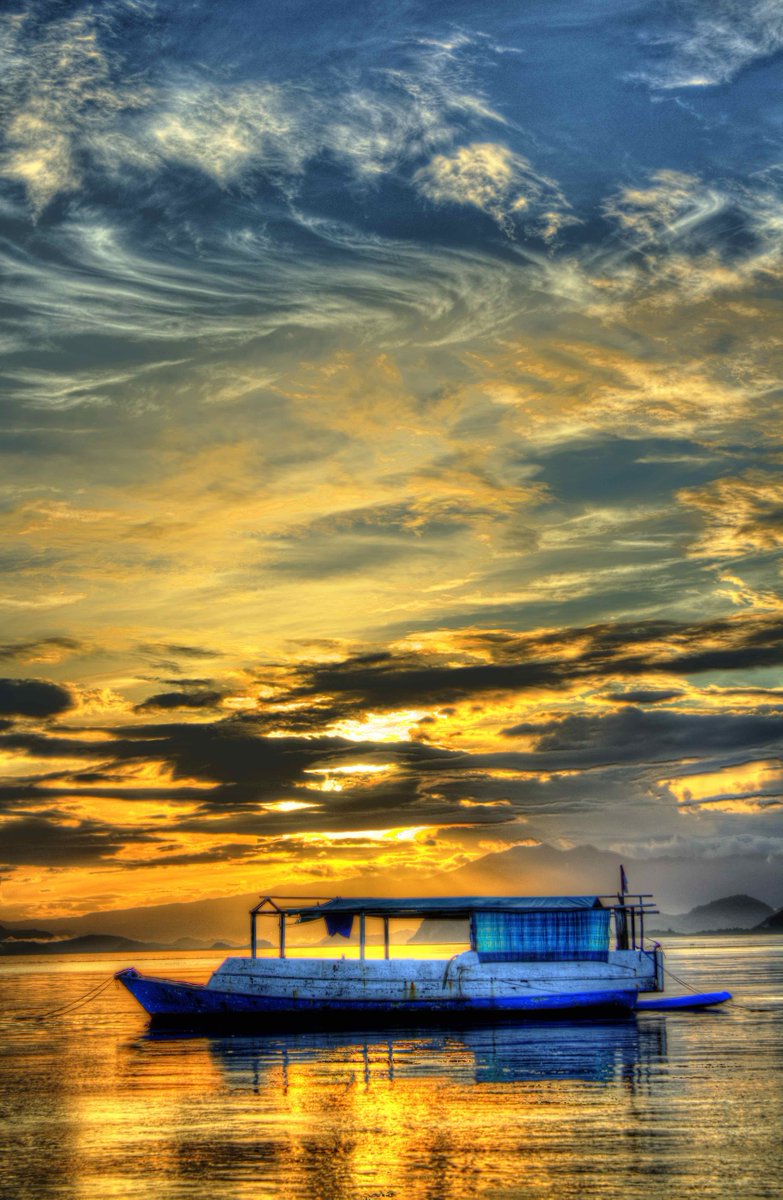 samuelstonehill's tweet photo. #Sunrise in #HDR, from our boat near #Komodo #Island.  #IslandLife #Indonesia #Islandhopping #movingtimelapse https://t.co/rKvzqHa648