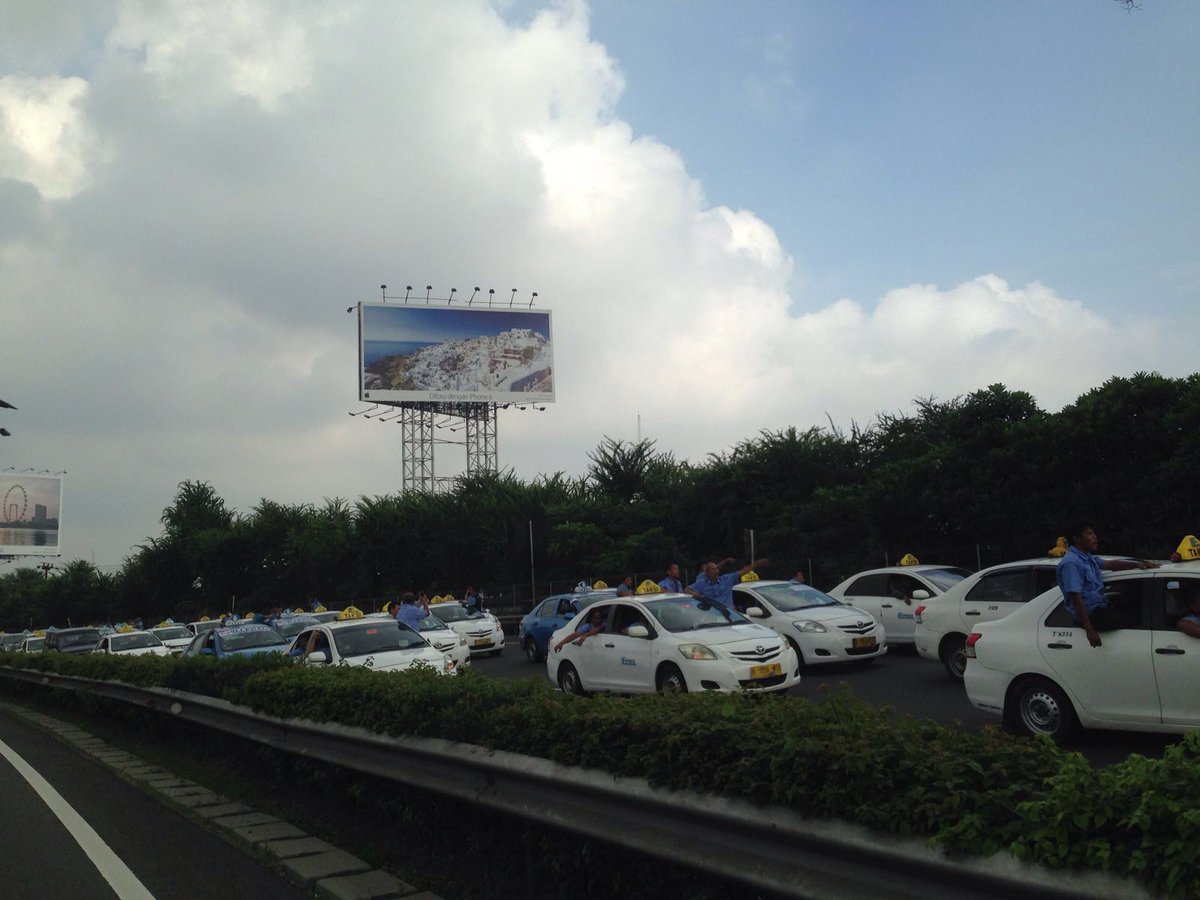 IndonesiaGaruda's tweet photo. Breaking News: Please be alert, due to Taxi Driver's strike, CGK airport toll road is heavily congested. https://t.co/EWCjLv7NIK