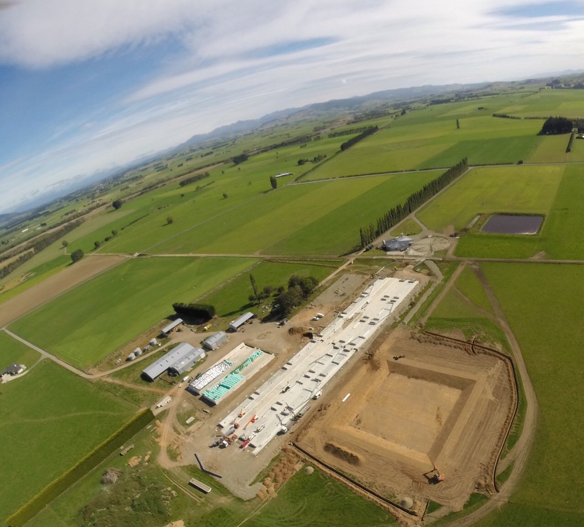 SouthlandFarmSv's tweet photo. Progressing well at our 720 Cow Barn!
#SFS #ComfortCowBarns #DeLaval #BirdsEyeView #MilneBuilding #StodartBuilding https://t.co/LEF1a7IWLp