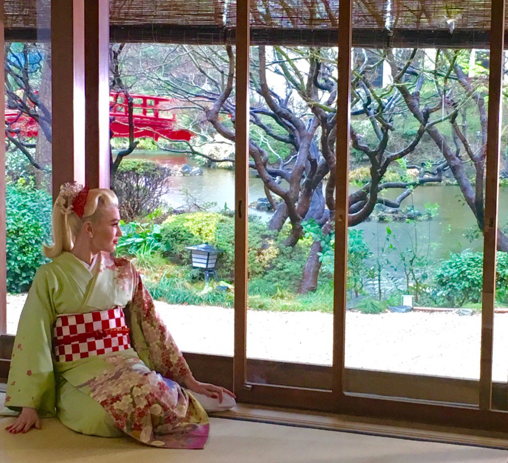 gwenstefani's tweet photo. #priclessjapan https://t.co/87CHhrRLJF