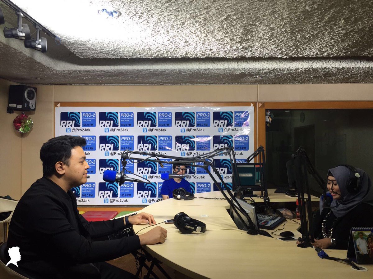 musiktulus's tweet photo. Terima kasih pada teman-teman yang telah mendengarkan #TULUSdiPro2FM dari pukul 09.00 tadi.
#DokumentasiTULUS https://t.co/izsZLeMPRJ
