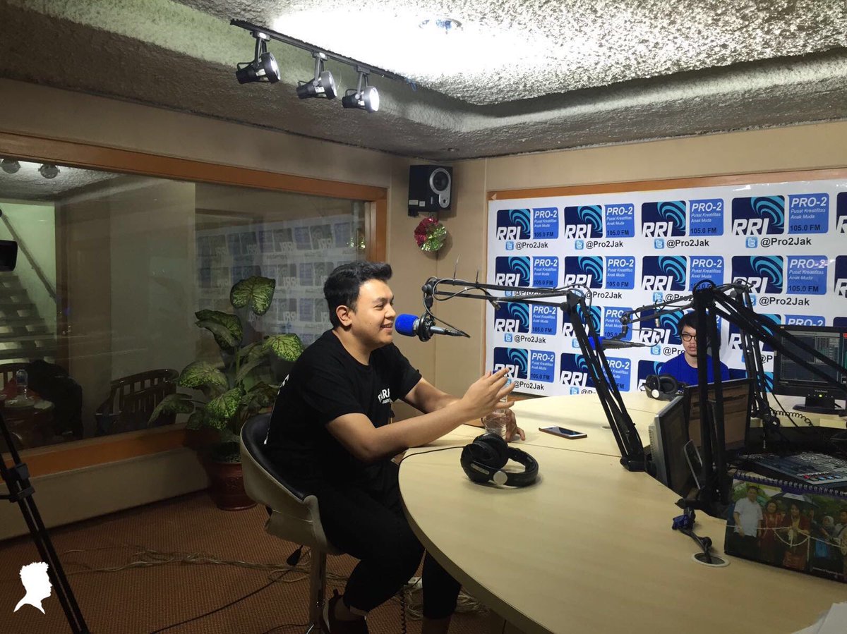 musiktulus's tweet photo. Terima kasih pada teman-teman yang telah mendengarkan #TULUSdiPro2FM dari pukul 09.00 tadi.
#DokumentasiTULUS https://t.co/izsZLeMPRJ